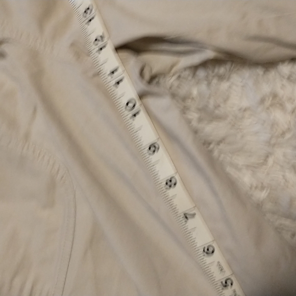 Columbia women's size 10 khaki 11.5" inseam khaki shorts - Picture 5 of 7